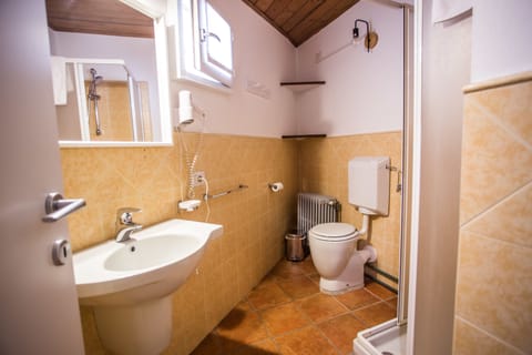 Classic Double Room | Bathroom | Free toiletries, soap, shampoo, toilet paper