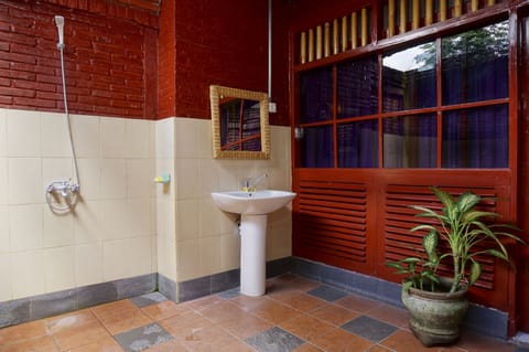 Family Room | Bathroom | Combined shower/tub, free toiletries, towels