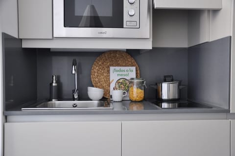 Standard Studio | Private kitchenette | Fridge, microwave, stovetop, cookware/dishes/utensils