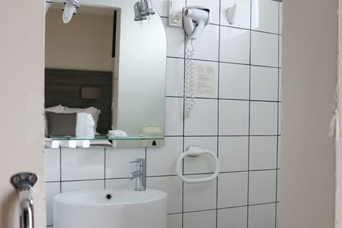 Family Triple Room, Balcony | Bathroom | Shower, free toiletries, towels