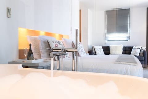 Suite | Minibar, in-room safe, individually decorated, individually furnished