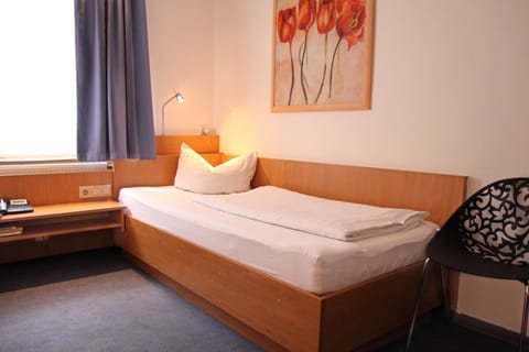 Twin Room | Desk, blackout drapes, free WiFi, bed sheets