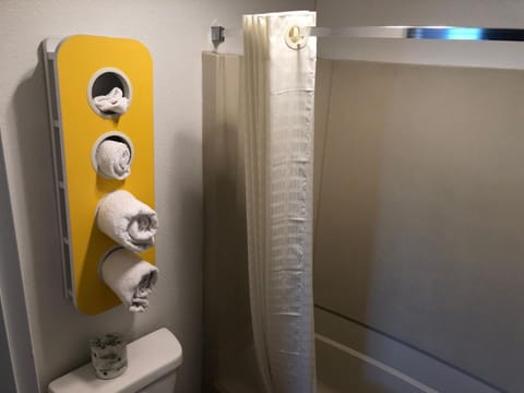 Combined shower/tub, towels