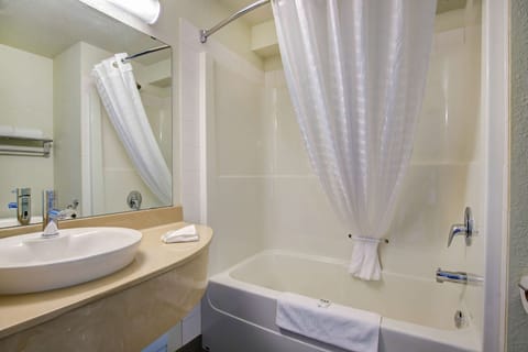 Combined shower/tub, free toiletries, towels