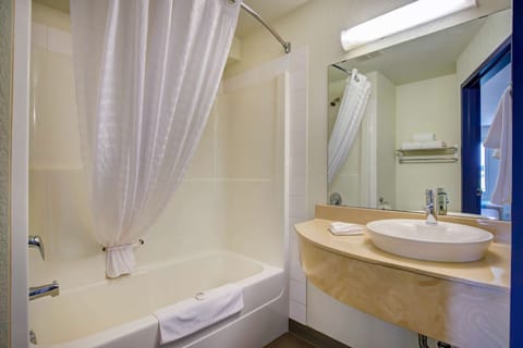 Combined shower/tub, free toiletries, towels