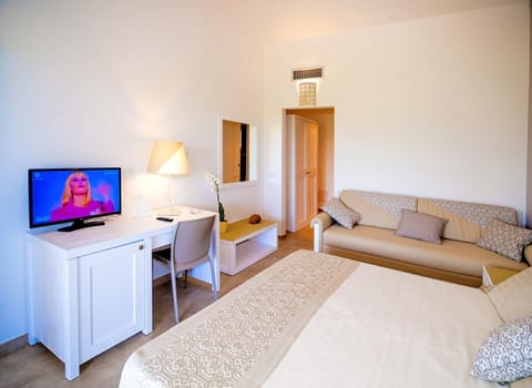 Family Quadruple Room | 1 bedroom, in-room safe, free WiFi, bed sheets