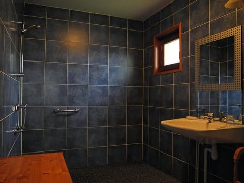 Double Room | Bathroom | Shower, free toiletries, hair dryer, towels