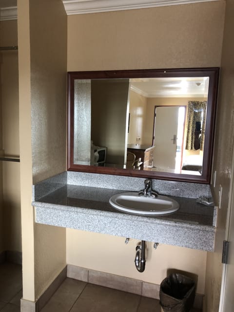 Deluxe Single Room, 1 King Bed | Bathroom sink