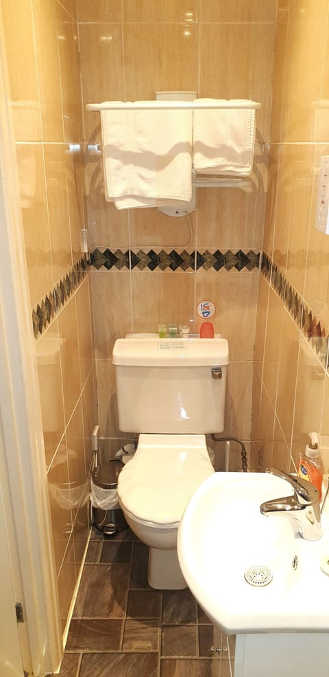Single Room, Ensuite | Bathroom | Shower, free toiletries, hair dryer, slippers