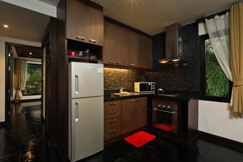 Classic Villa | Private kitchen | Fridge, microwave, stovetop, electric kettle