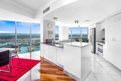 Sub-Penthouse, Apartment, 3 Bedrooms, 2 Bathrooms, Ocean and River View | Private kitchen | Full-size fridge, microwave, oven, stovetop