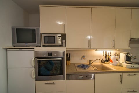 Apartment, 3 Bedrooms, Ground Floor | Private kitchen | Fridge, microwave, oven, stovetop