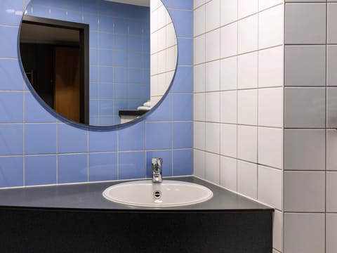 Twin Room | Desk, soundproofing, bed sheets