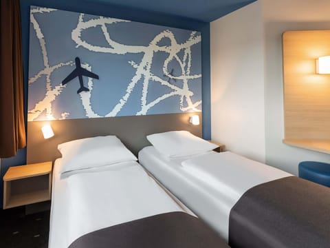 Twin Room | Desk, soundproofing, bed sheets