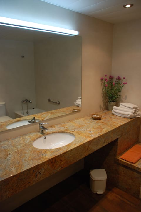 Triple Room | Bathroom sink