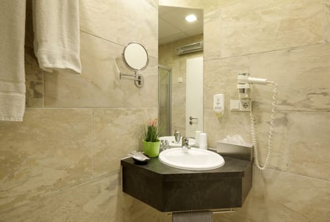Standard Single Room | Bathroom | Shower, free toiletries, hair dryer, towels