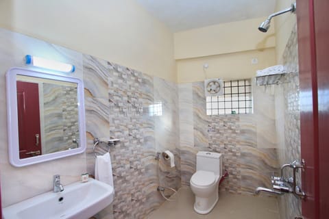 Standard Double Room | Bathroom | Deep soaking tub, rainfall showerhead, free toiletries, towels