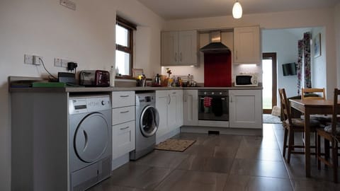 Traditional Cottage, 1 King Bed, Ocean View | Private kitchen | Fridge, microwave, oven, dishwasher