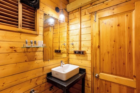 Wooden Cottage | Bathroom | Shower, free toiletries, hair dryer, slippers