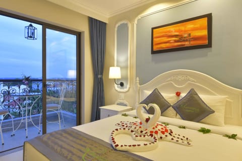 Deluxe Double Room, 1 King Bed, Bathtub, Pool View | Down comforters, minibar, in-room safe, individually decorated