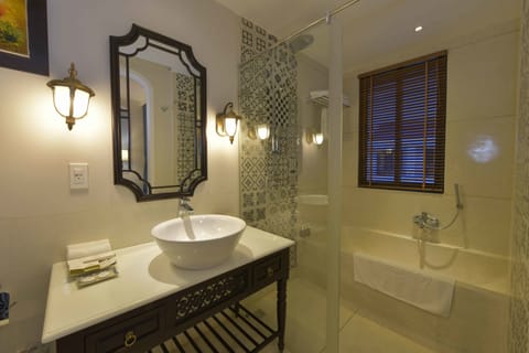 Deluxe Double Room, 1 King Bed, Bathtub, Pool View | Bathroom | Combined shower/tub, rainfall showerhead, designer toiletries