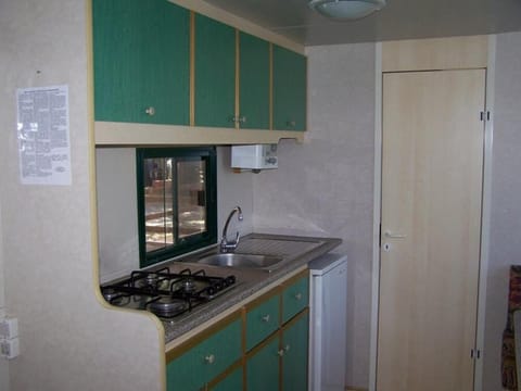 Mobile Home, 2 Bedrooms, Kitchenette | Private kitchenette | Fridge, stovetop, coffee/tea maker, cookware/dishes/utensils