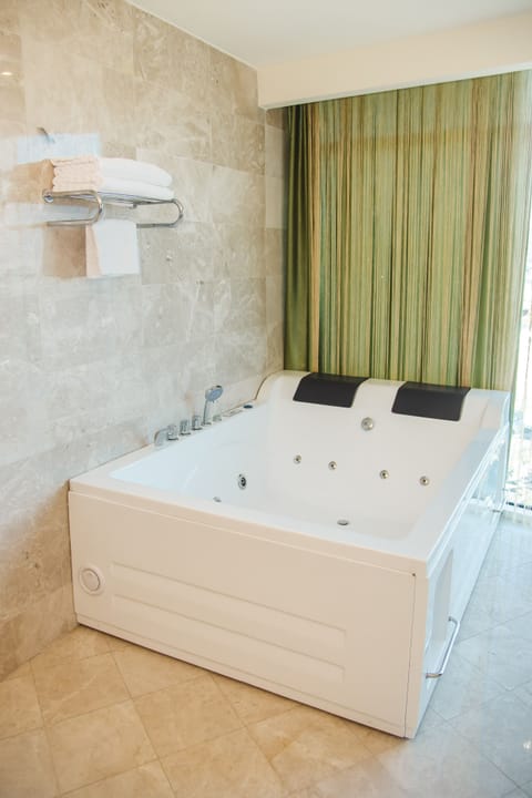 Executive Suite | Bathroom | Free toiletries, hair dryer, bathrobes, slippers