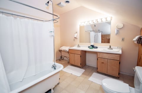 HIDEAWAY SUITE | Bathroom | Free toiletries, hair dryer, towels