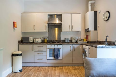 City Apartment, Kitchen (Apartment 5) | Private kitchen | Fridge, microwave, oven, stovetop