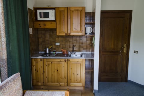 Standard Apartment, 1 Bedroom | Private kitchenette | Coffee/tea maker