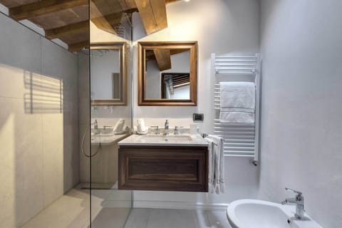 Apartment, 2 Bedrooms | Bathroom | Shower, rainfall showerhead, free toiletries, hair dryer