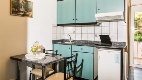 Standard Apartment, 1 Bedroom | Desk, free cribs/infant beds, free WiFi, bed sheets