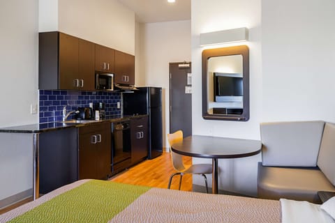 Deluxe Room, 1 King Bed, Non Smoking, Kitchenette | Private kitchen | Full-size fridge, microwave, stovetop, dishwasher