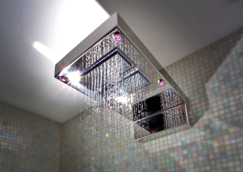 Family Suite | Bathroom | Shower, free toiletries, hair dryer, towels