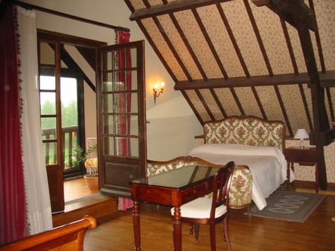 Double Room, Balcony | Individually decorated, individually furnished, desk, blackout drapes