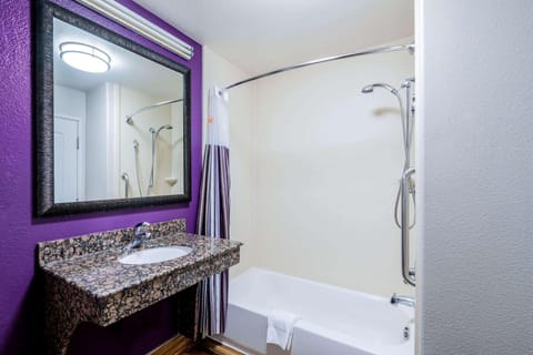 Combined shower/tub, free toiletries, hair dryer, towels