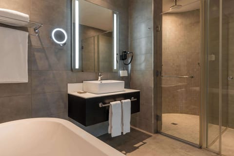 Junior Suite | Bathroom | Separate tub and shower, deep soaking tub, eco-friendly toiletries