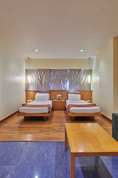 Design Room, 1 King Bed | Premium bedding, minibar, in-room safe, desk