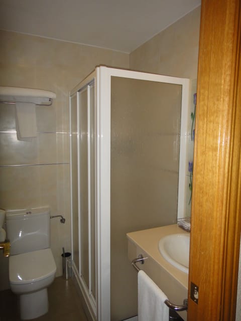 Single Room | Bathroom | Hair dryer, towels, soap, shampoo