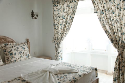 In-room safe, desk, free WiFi