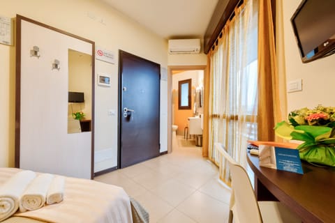 Single Room | Desk, free WiFi, bed sheets, wheelchair access