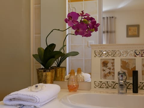 Superior Double Room | Bathroom | Shower, free toiletries, hair dryer, towels