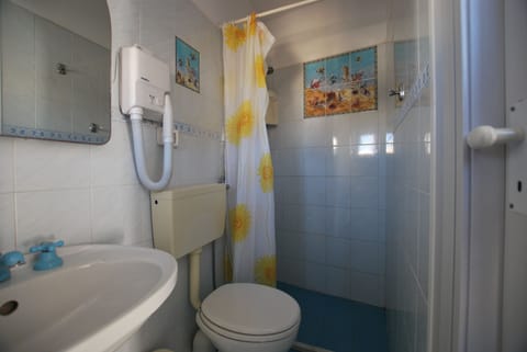 Apartment, 1 Bedroom | Bathroom | Shower, rainfall showerhead