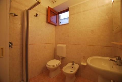 Apartment, 3 Bedrooms | Bathroom | Shower, rainfall showerhead, bidet, shampoo