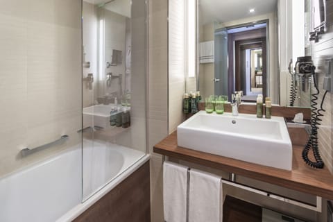 The Level Junior Suite with Executive Lounge Access | Bathroom | Eco-friendly toiletries, hair dryer, towels