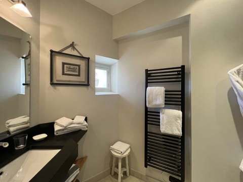 Deluxe Suite, Ensuite, Pool View (et jardin Amédée Saluces) | Bathroom | Hair dryer