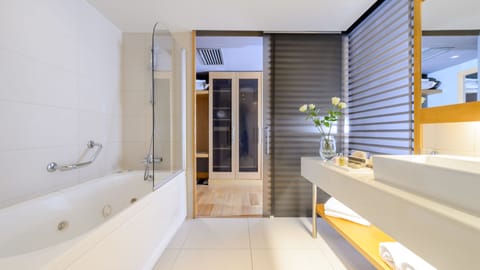 Deluxe Suite, Private Pool | Bathroom | Free toiletries, hair dryer, bathrobes, slippers