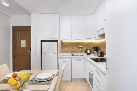 Apartment, 2 Bedrooms | Private kitchen | Fridge, microwave, oven, stovetop