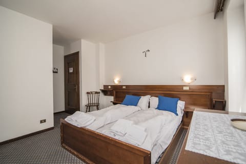 Double Room (n°103) | In-room safe, desk, free WiFi, bed sheets