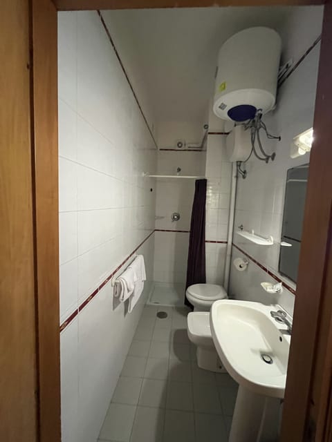 Double Room Single Use | Bathroom | Rainfall showerhead, free toiletries, bidet, towels